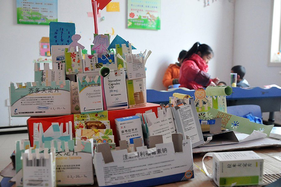 Un château fait par les élèves avec des cartons d'emballage de médicaments.