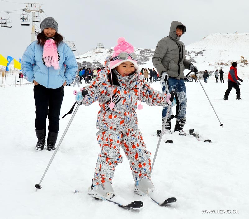 Des touristes skient sur le site touristique de Tianchi dans les monts Tianshan, dans la région autonome ouïgoure du Xinjiang (nord-ouest), le 1er décembre 2012. Le Festival de glace et de neige de Tianchi a ouvert samedi sur ce site touristique.(Photo : Yu Tao)