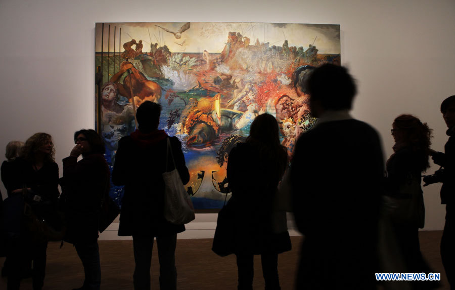 Des visiteurs admirent des oeuvres lors d'une exposition consacrée au surréaliste espagnol Salvador Dali, au Centre Pompidou à Paris, capitale française, le 29 novembre 2012. 