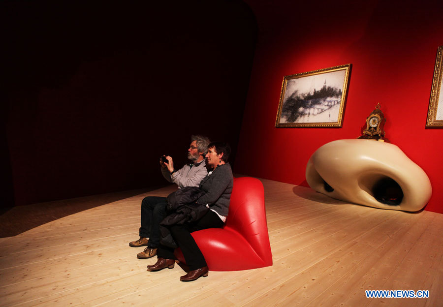 Des visiteurs admirent des oeuvres lors d'une exposition consacrée au surréaliste espagnol Salvador Dali, au Centre Pompidou à Paris, capitale française, le 29 novembre 2012.