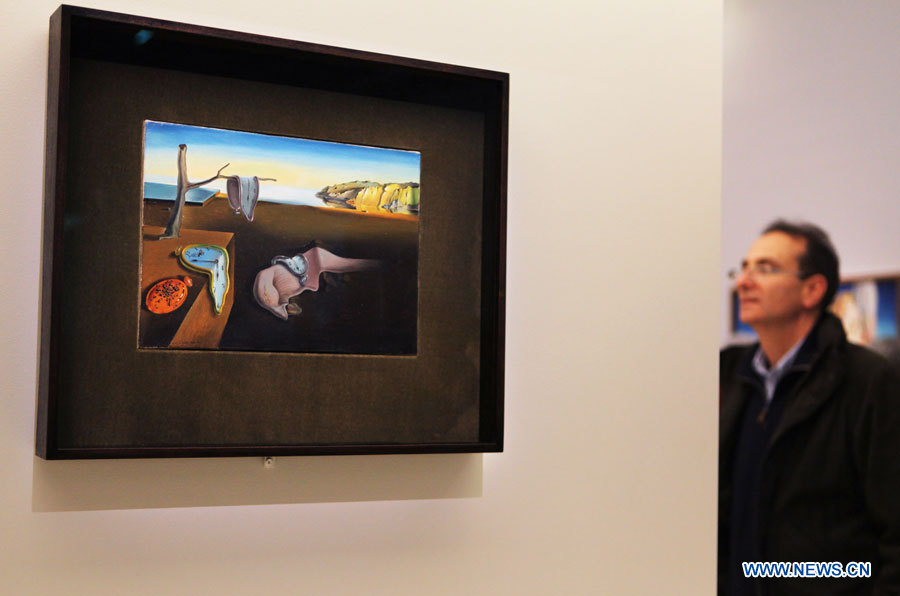 Des visiteurs admirent des oeuvres lors d'une exposition consacrée au surréaliste espagnol Salvador Dali, au Centre Pompidou à Paris, capitale française, le 29 novembre 2012.