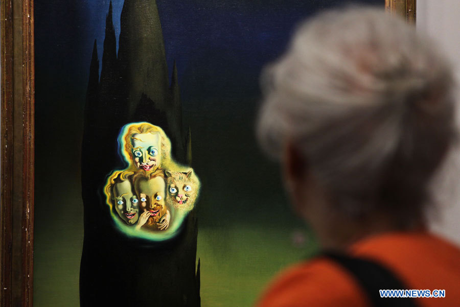 Une visiteuse admire une oeuvre lors d'une exposition consacrée au surréaliste espagnol Salvador Dali, au Centre Pompidou à Paris, capitale française, le 29 novembre 2012. 