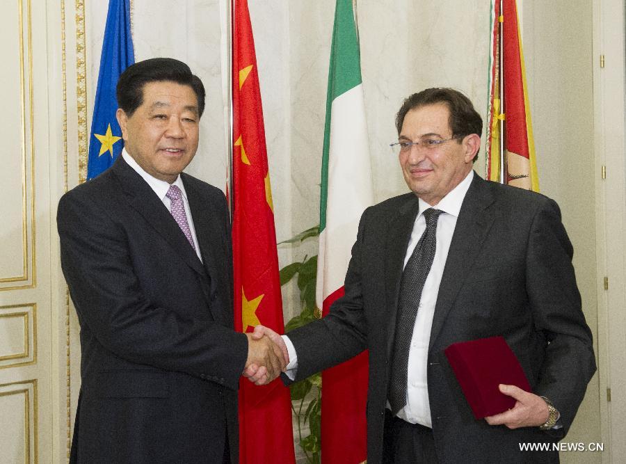 Le plus haut conseiller politique chinois Jia Qinglin rencontre Rosario Crocetta, le président de la région Sicile.