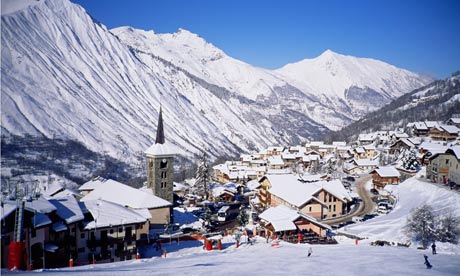 Hochfügen, AutricheLa station de ski de Mayrhofen est considérée comme la meilleure station à Zillertal pour ses conditions géographiques. Pourtant, sa voisine, Hochfügen, offre les mêmes services à un meilleur prix. En outre, Hochfügen a mis en place 38 ascenseurs et des lignes de bus gratuits pour que les voyageurs puissent rejoindre les pistes depuis leur logement.