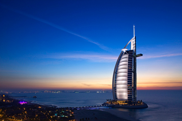 Le seul hôtel sept étoiles du mondeLe Burj al-Arab, construit en 2010, est déjà devenu une étiquette de Dubaï. Le prix pour une nuit dans les 202 chambres standards de l'hôtel est de 4 400 dirhams.