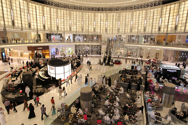 Le plus grand centre commercial du mondeA Dubaï de mai à août, il fait est incroyablement chaud. Avec une température extérieure de 40°C, le centre commercial climatisé est sans aucun doute un lieu de détente idéal. Le Dubaï Mall se classe en tête parmi les centres commerciaux de Dubaï. Avec une superficie d'environ 350 000 m², le Dubaï Mall est le plus grand centre commercial du monde.