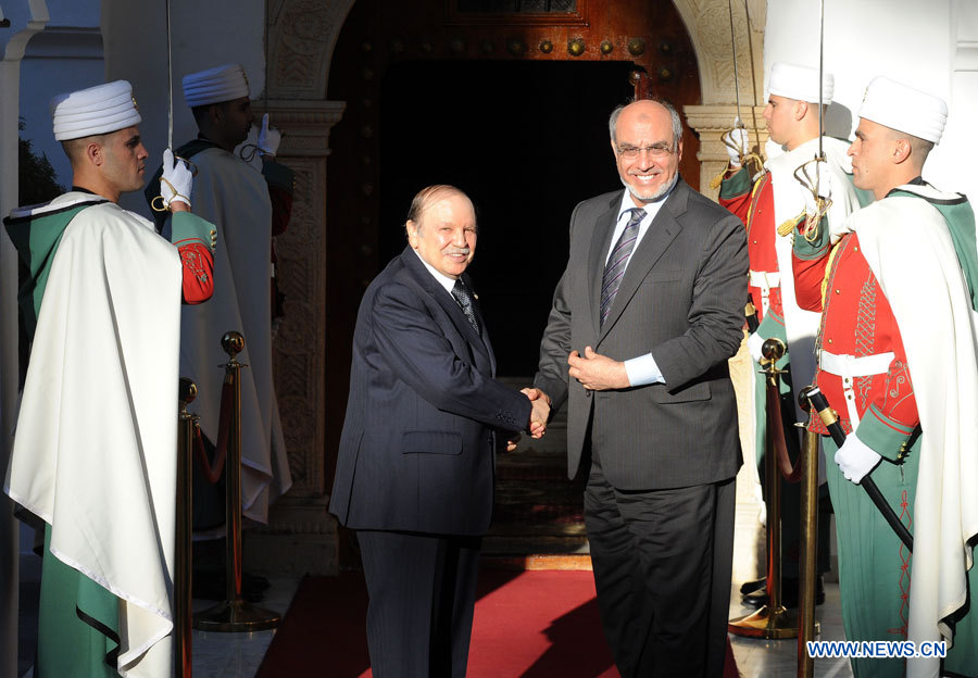 Le président algérien Abdelaziz Bouteflika (3e à gauche) rencontre le 3 décembre 2012 à Alger, capitale algérienne, le Premier ministre tunisien Hamadi Jebali. M. Jebali a entamé dimanche une visite de deux jours en Algérie à l'invitation de son homologue algérien Abdelmalek Sellal.