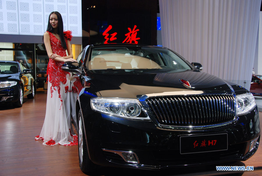 Une voiture de marque chinoise FAW-Hongqi exposée le 2 décembre 2012 au 10e Salon international de l'automobile de Guangzhou, capitale de la province du Guangdong, dans le sud de la Chine. Ce salon automobile, ouvert le 23 novembre 2012, s'est clôturé dimanche.