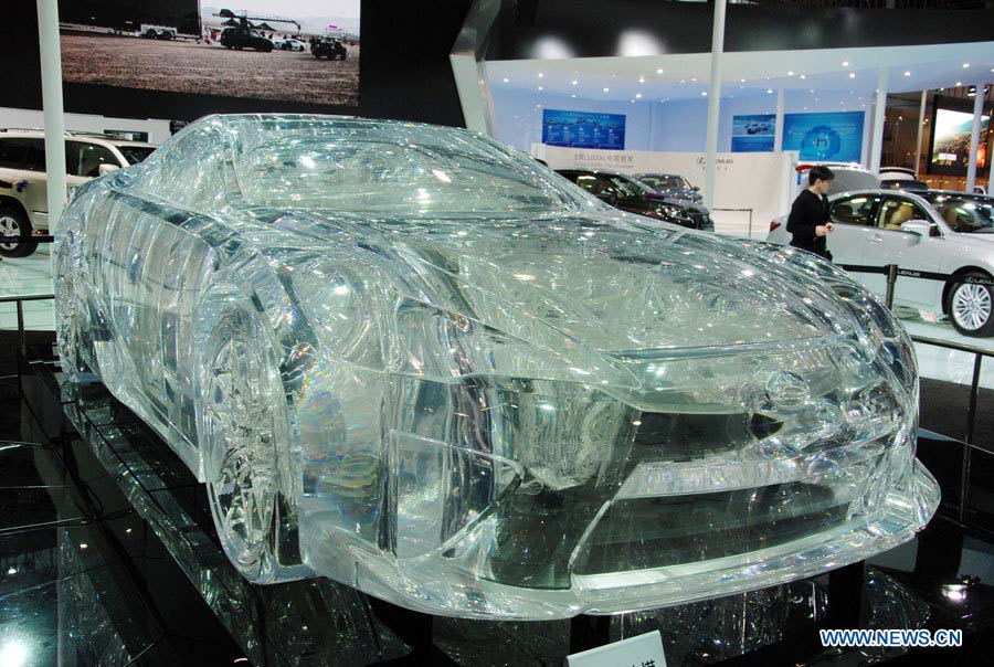 Un concept car en cristal exposé le 2 décembre 2012 au 10e Salon international de l'automobile de Guangzhou, capitale de la province du Guangdong, dans le sud de la Chine. Ce salon automobile, ouvert le 23 novembre 2012, s'est clôturé dimanche.
