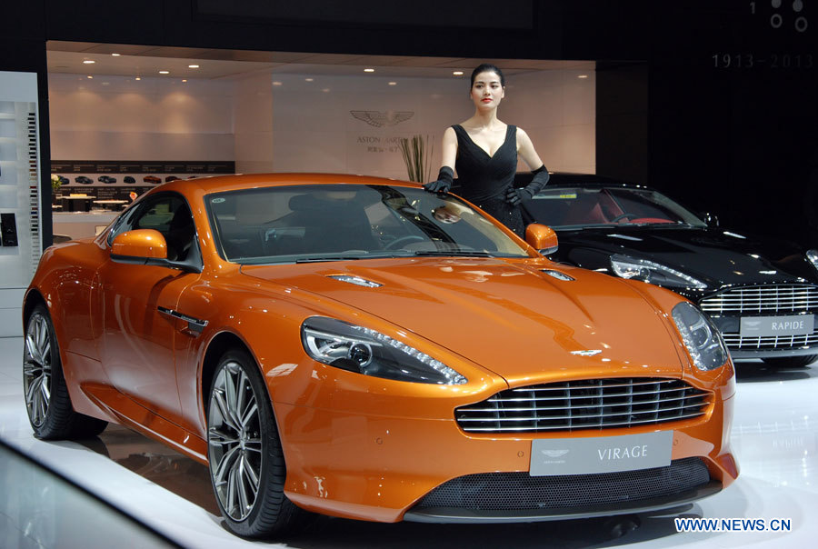 Une Aston Martin exposée le 2 décembre 2012 au 10e Salon international de l'automobile de Guangzhou, capitale de la province du Guangdong, dans le sud de la Chine. Ce salon automobile, ouvert le 23 novembre 2012, s'est clôturé dimanche.