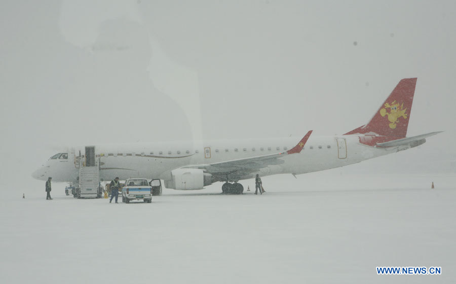 Chine : la neige perturbe le trafic aérien et affecte 12.000 personnes dans le Xinjiang 