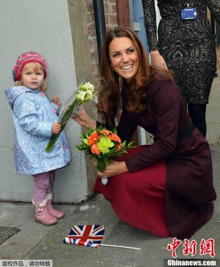 Le 10 octobre 2012, la princesse Kate Middleton et une petite fille lors de sa visite, seule, à Newcastle. 