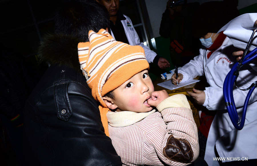 Cering Zhaxi, un enfant âgé de quatre ans souffrant d'une maladie cardiaque congénitale, attend d'être examiné par un médecin de l'Hôpital cardiovasculaire de la Croix-Rouge de l'Anhui, dans le district de Nangqian de la province du Qinghai (nord-ouest), le 3 décembre 2012. 