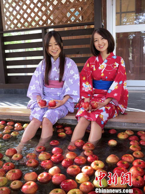 Les mois d'octobre et de novembre sont les meilleures saisons pour admirer les érables et cueillir les pommes à Aomori. De nombreuses sources thermales se situent à Aomori, dont la plus remarquable est la source thermale aux pommes dans un hôtel.