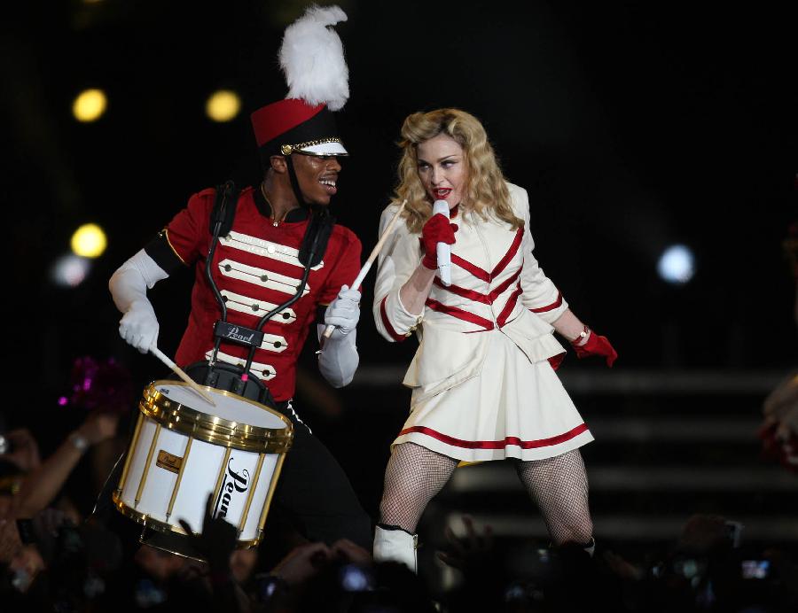 La chanteuse américaine Madonna (à droite) lors de son concert à Rio de Janeiro, au Brésil, le 2 décembre 2012. (Photo: Xinhua/Agencia Estado)