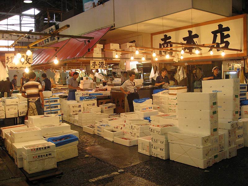 Visiter le marché aux poissons de Tsukiji à Tokyo.