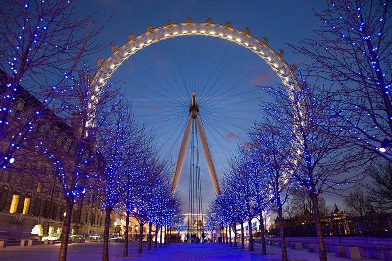 Monter dans la grande roue « London Eye » à Londres.