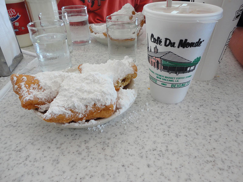 Déguster un café au Café du monde en Nouvelle-Orléans.