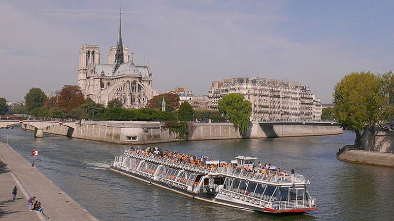 Traverser Paris en bateau-mouche.