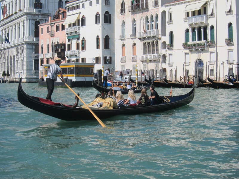 Un voyage en gondole à Venise.