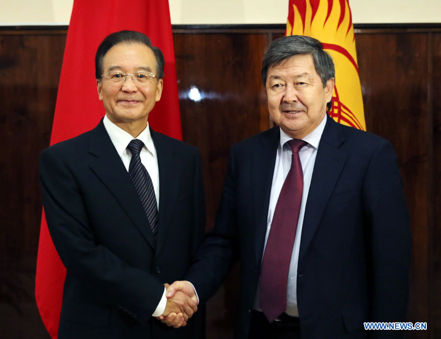 Le Premier ministre chinois Wen Jiabao (à gauche) et son homologue kirghiz Zhantoro Satybaldiyev sont présents à une cérémonie de signature à l'issue de leur entrerien à Bishkek, capitale kirghize, le 4 décembre 2012. M. Wen est arrivé à Bishkek mardi pour participer à la 11e réunion des Premiers ministres de l'Organisation de coopération de Shanghai et effectuer une visite officielle au Kirghizistan. (Xinhua/Yao Dawei)