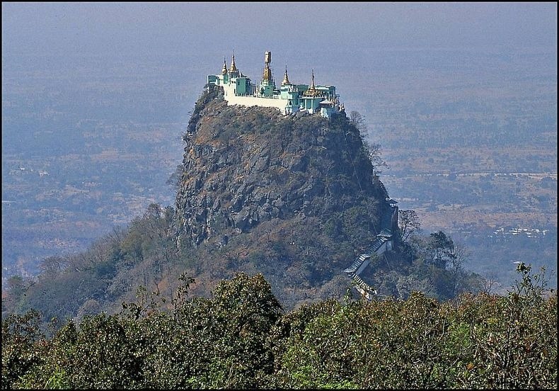 Le temple Taung Kalat sur le mont Popa, un volcan situé au centre de la Birmanie.