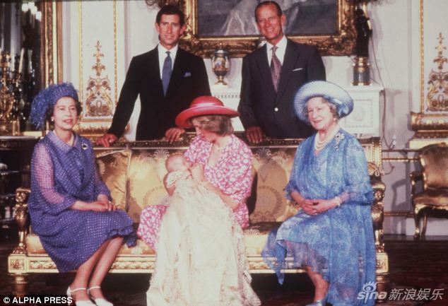 Photo de groupe de la famille royale : le petit prince William est dans les bras de sa mère