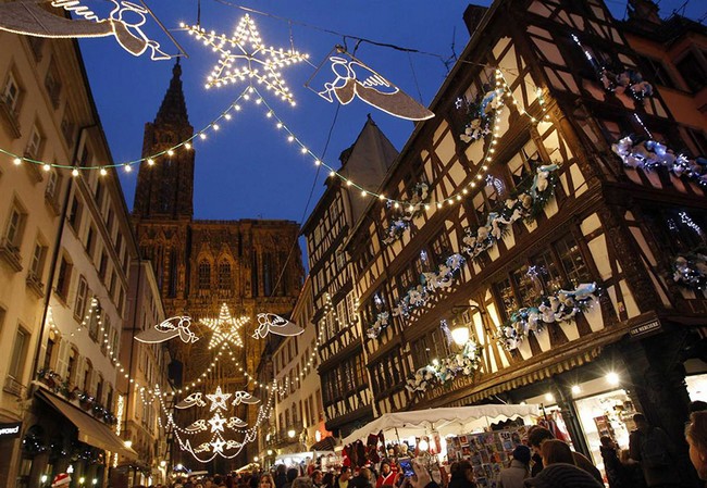 Le 24 novembre, les visiteurs se sont rués au marché de Noël des enfants près de la cathédrale de Strasbourg. Crée en 1570, c'est le plus vieux marché de Noël de France.