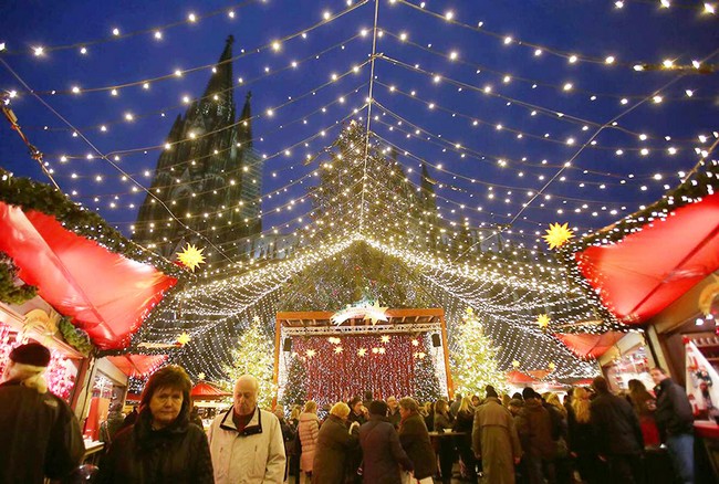 Le 26 novembre, le marché de Noël illuminé devant la Cathédrale de Cologne.