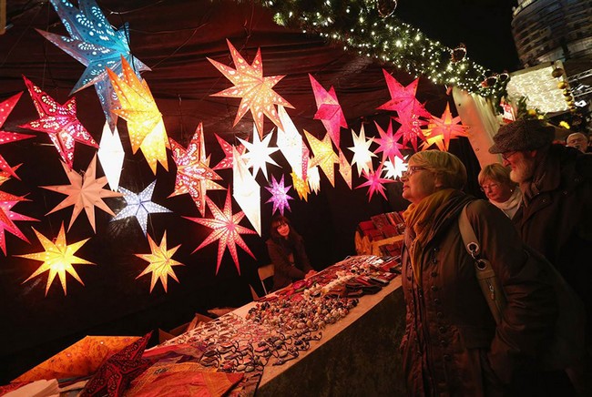 Le 26 novembre, les étoiles illuminées ont attiré de nombreux visiteurs au marché de Noël de Berlin.