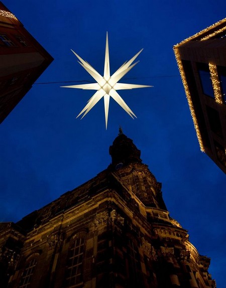 Le marché de Noël de Dresden ouvre chaque année du 28 novembre au 24 décembre. Sur la photo, une illumination géante de la forme d'une étoile.