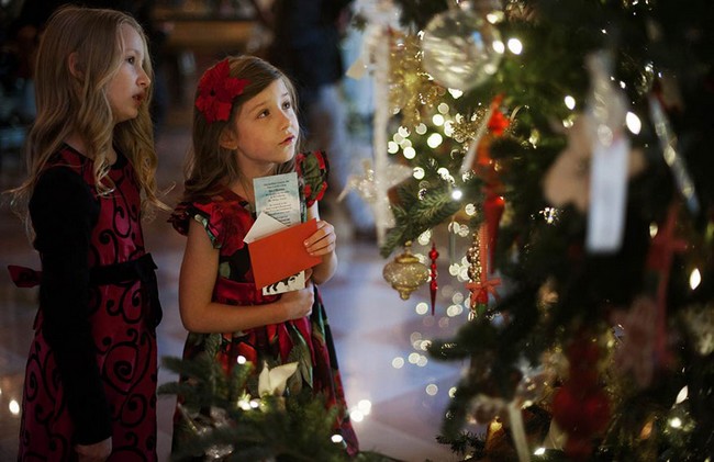 Le 28 novembre, deux fillettes sont fascinées par les décorations splendides sur le sapin de Noël de la Maison Blanche.