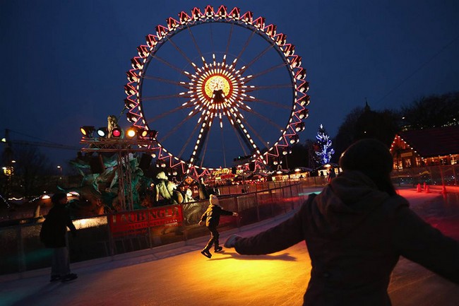 Le 28 novembre, les touristes ont fait du patin à glace au marché de Noël sur la place Alexander à Berlin.