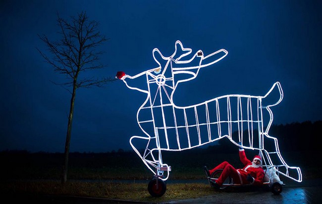 Le 29 novembre, Didi Senft présente son invention originale : le vélo de Noël. Photo prise à Storkow, à l'est de l'Allemagne.