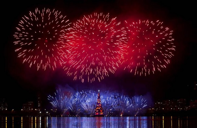 Le 1er décembre à Rio de Janeiro, des feux d'artifice ont été lancés lors de la cérémonie d'illumination de Noël.