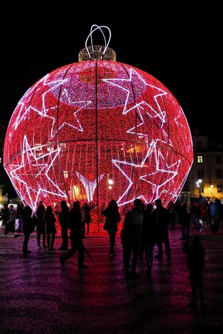 Le 1er décembre, un ballon de Noël géant installé au centre de la place Rossio à Lisbonne.