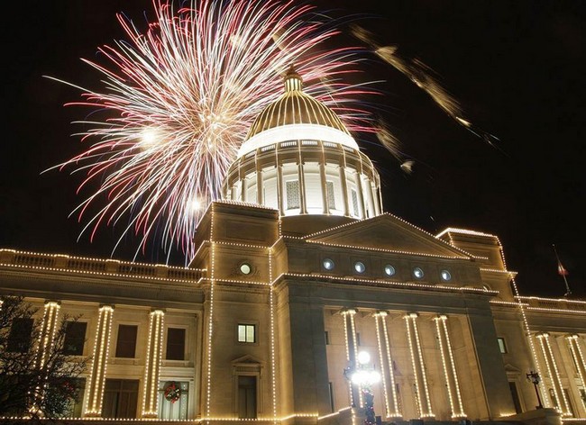 Le 1er décembre, la cérémonie d'illumination des lumières de Noël sur le bâtiment de l'Assemblée générale de l'Arkansas à Little Rock aux Etats-Unis.