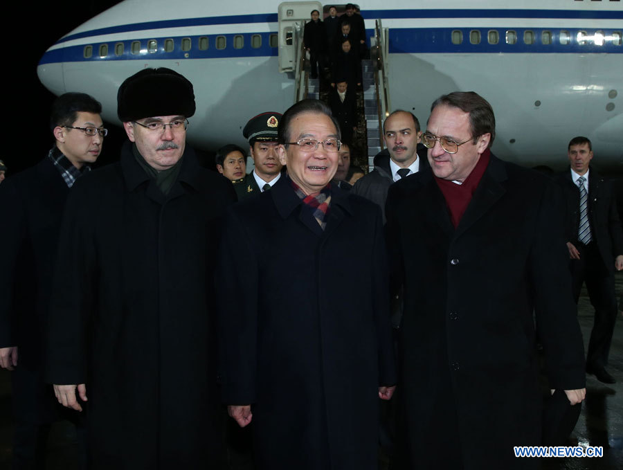 Le Premier ministre chinois Wen Jiabao (au centre) arrive le 5 décembre 2012 à Moscou en Russie. M. Wen participera à la 17e Réunion régulière entre les Premiers ministres des deux pays et effectuera une visite officielle en Russie. (Photo : Yao Dawei)