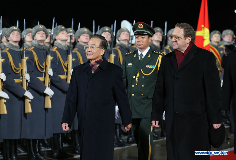 Le Premier ministre chinois Wen Jiabao passe en revue la garde d'honneur à son arrivée le 5 décembre 2012 à Moscou en Russie. M. Wen participera à la 17e Réunion régulière entre les Premiers ministres des deux pays et effectuera une visite officielle en Russie. (Photo : Yao Dawei)