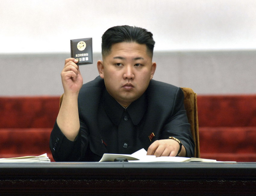 Le 13 avril 2012, le dirigeant nord-coréen Kim Jong-un tient sa carte de vote lors de 12e Assemblée populaire suprême de la Corée du Nord qui se tient au palais de Mansudea à Pyongyang.