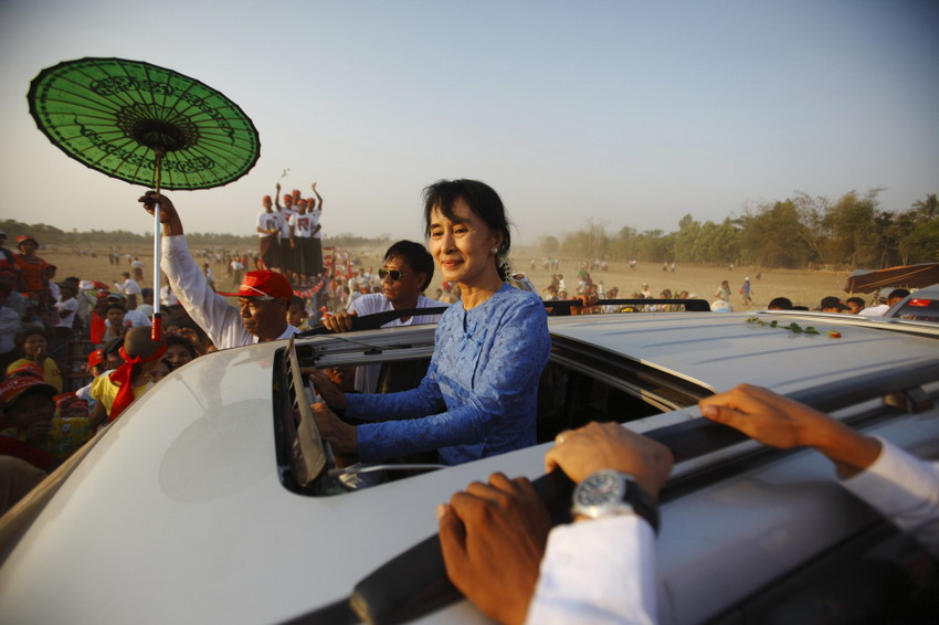Le 22 mars 2012, la dirigeante de l'opposition du gouvernement birmane Aung San Suu Kyi sur le chemin du retour après avoir prononcé un discours devant ses partisans. REUTERS/Staff