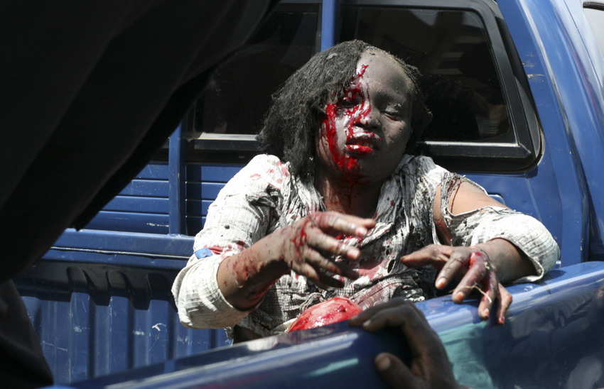 Le 28 mars 2012 à Nairobi au Kenya, une femme ensanglantée se trouve dans un pick-up de la police. REUTERS/Johnson Mugo