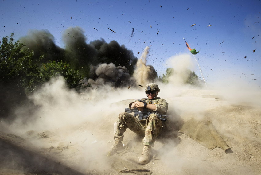 Le 31 mai 2012 dans la province de Kandahar au sud de l'Afganistan, un militaire américain s'allonge au moment d'un exercice de manipulation d'explosifs. REUTERS/Shamil Zhumatov