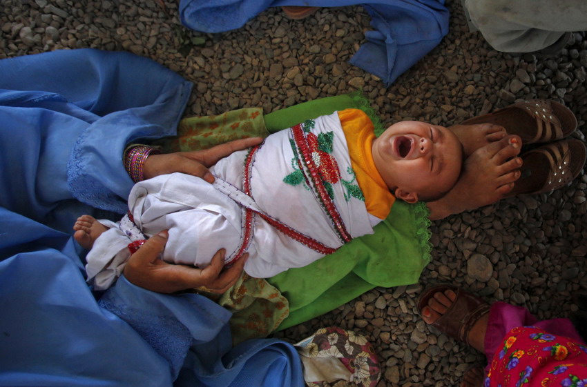 Le 31 mai 2012 à Peshawar au Pakistan, une femme afgane et son fils bientôt expulsés et rapatriés en Afganistan. REUTERS/Fayaz Aziz