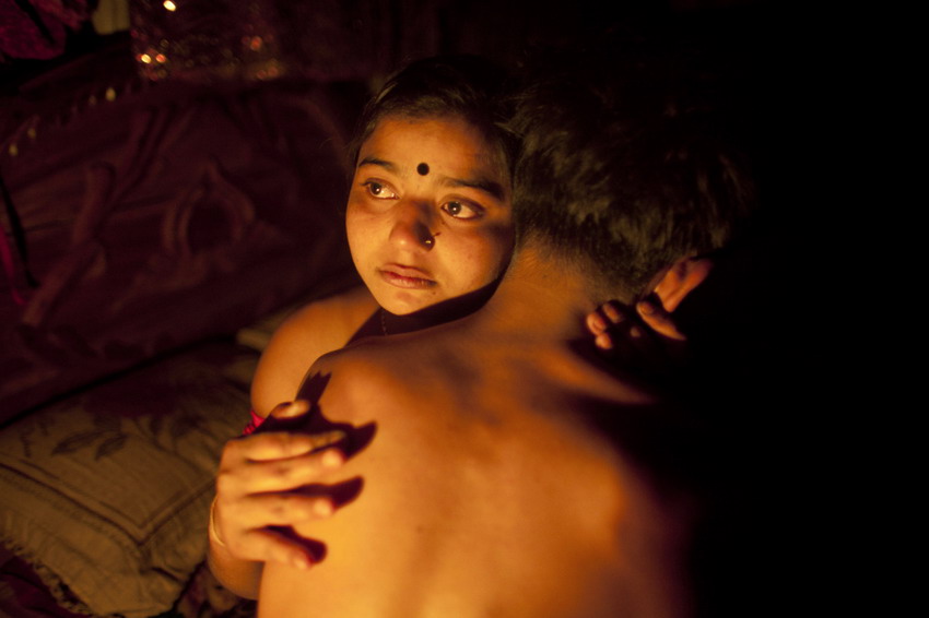 Le 4 mars 2012 dans une maison close à Tangail située au nord-est de Bangladesh, Hashi, une prostituée âgée de 17 ans en compagnie de son « mari » dans sa petite chambre. De nombreuses jeunes prostituées ont des « amants » ou « maris » qui vivent normalement en dehors des bordels et à qui elles offrent de l'argent et des services sexuels en échange de leur protection. REUTERS/Andrew Biraj
