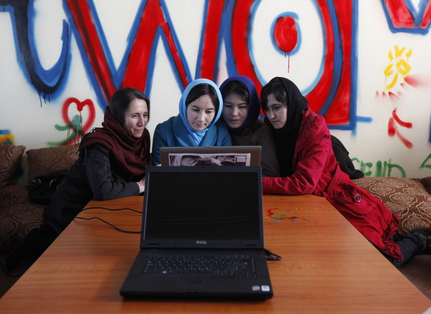 Le 8 mars 2012 à Kaboul, de jeunes Afganes travaillent dans le premier cyber-café de la ville. REUTERS/Mohammad Ismail