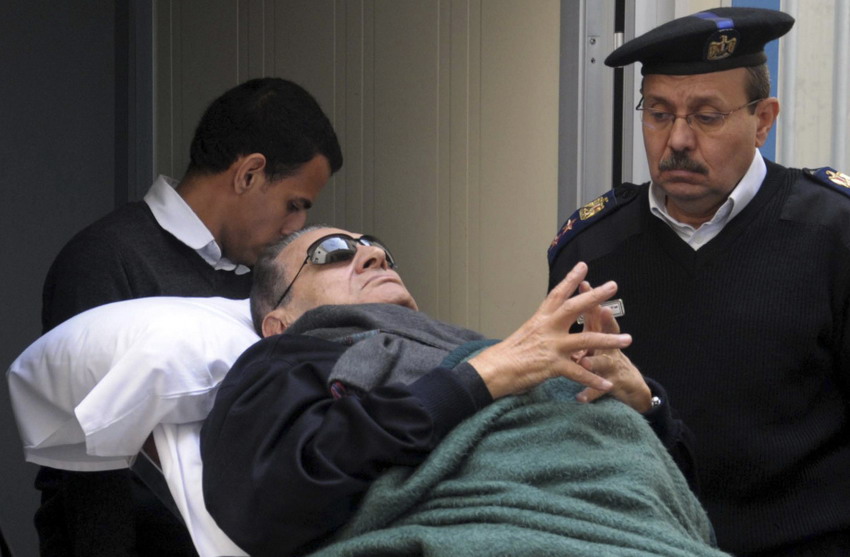 Le 2 janvier 2012 au Caire, l'ex-président déchu de l'Egypte Hosni Moubarak quitte le tribunal après sa comparition.
