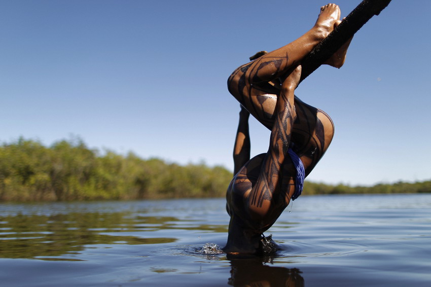 Le 9 mai 2012 dans l'Etat de Mato Grosso au Brésil, un garçon de la tribu Yawamapiti plonge la tête dans la rivière de Xingu. REUTERS/Ueslei Marcelino