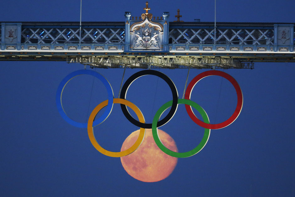 Le 3 août 2012 à Londres, la pleine lune se lève sous les cinq anneaux olympiques suspendus sur la Tower Bridge lors des Jeux olympiques de Londres.