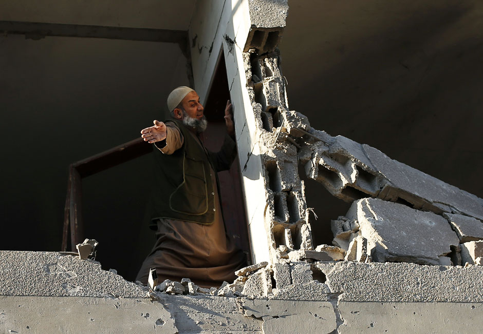 Le 15 novembre 2012 à Gaza, un Palestinien impuissant devant sa maison emdommagée dans les raids aériens lancés par Israël. REUTERS / Suhaib Salem
